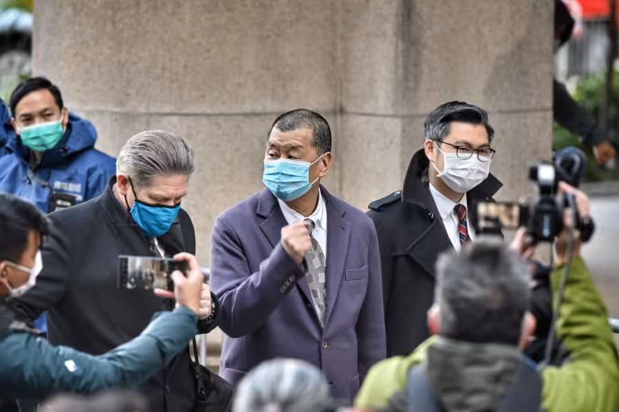 Jimmy Lai v roušce před hongkongským soudem v prosinci 2020.